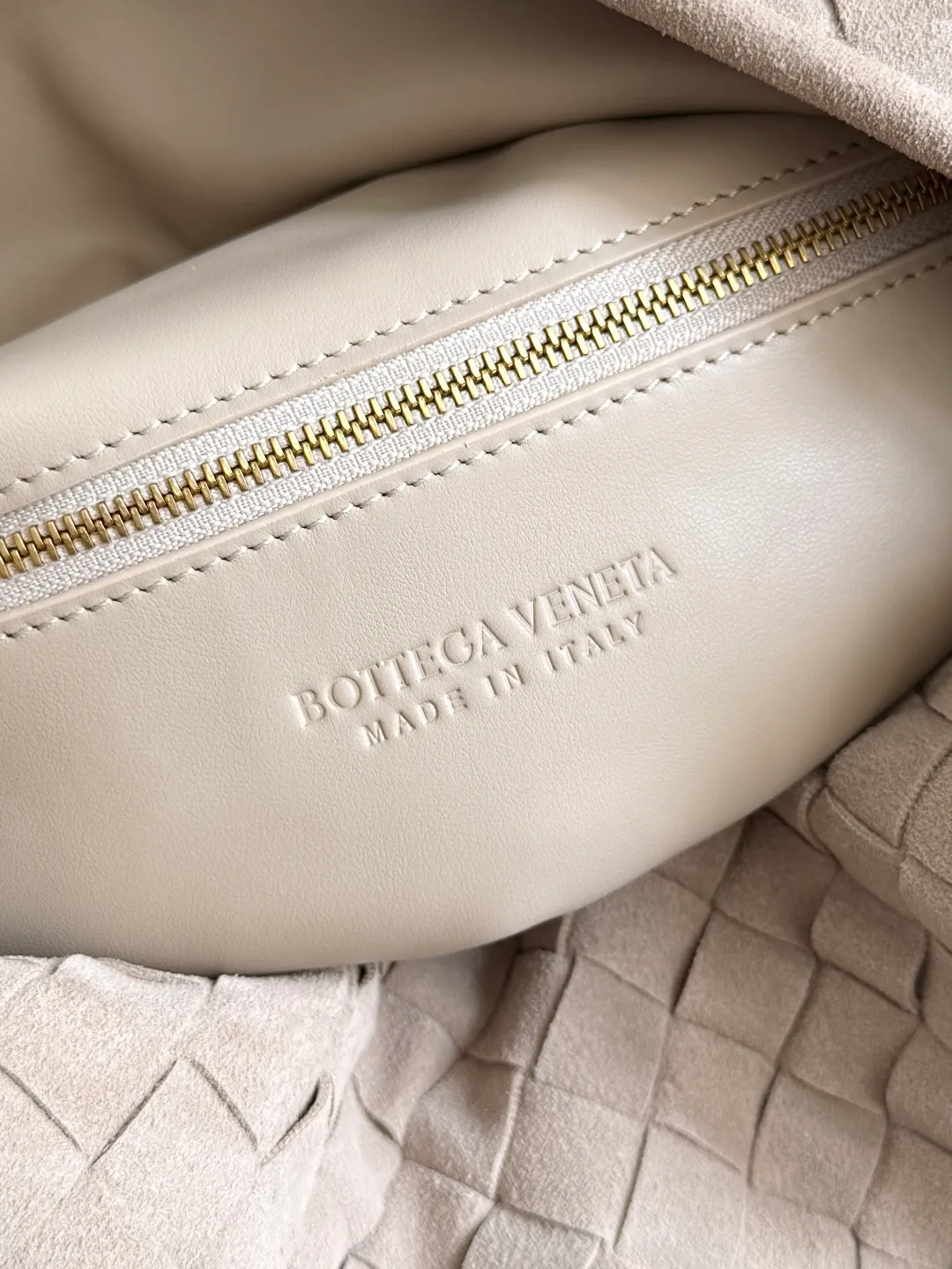 Batch 2160 Recently, I seem to be obsessed with this bag from BV~ The new Hop is really not too beautiful. The whole bag has no seams. The bag body and handles are made of one piece of leather. It embodies the style and essence of Bottega Veneta. It truly represents craftsmanship and creativity. The large size has a very loose and lazy upper body. Big bag lovers will definitely not regret buying it. Style number: 763970 Size: 53*24*13